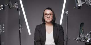 Dr. Julia Wustmann, sitzend, in einem Filmstudio